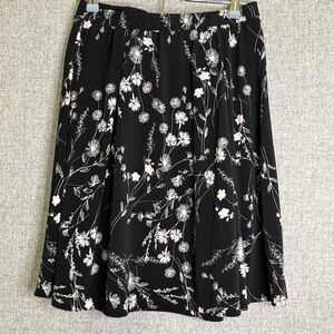 Gilli Black and White Stretchy‎ Floral Lightweight Skirt Size Small/Medium